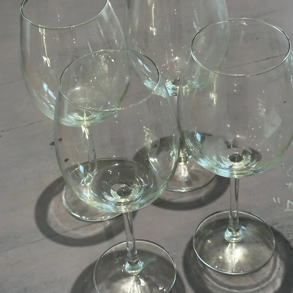 Williams Sonoma 4 wine glasses